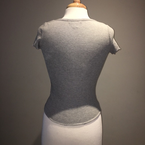 Buttoned grey t-shirt - Picture 2 of 3